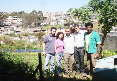 Equipe do Depto de Agricultura e Abastecimento de São Paulo no Proj Mudação - Jd Ângela, com Gabriel e Ananias.
