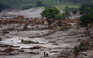 Equipe de resgate em Ã¡rea tomada pela lama de barragens da Samarco que romperam. 08/11/2015 REUTERS/Ricardo Moraes